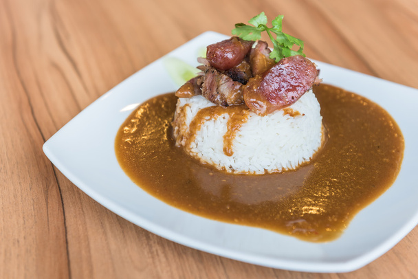 Carne de porco assada crocante estilo chinês e arroz
  - Foto, Imagem