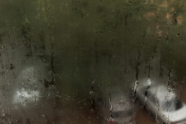 Terli bir cam üzerinde yağmur damlaları. Üzüntü üzüntü kasvetli sonbahar. - Fotoğraf, Görsel