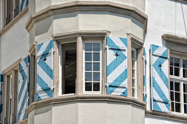 Swiss dom zewnętrzny widok okna łukowe - Zdjęcie, obraz