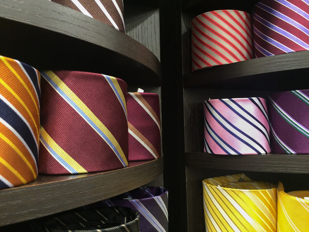 włoski wykonane jedwabny krawat na wyświetlaczu  - Zdjęcie, obraz