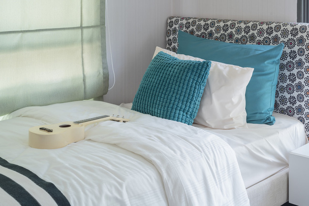 groene kussens op moderne bed - Foto, afbeelding