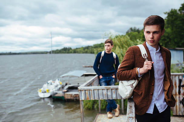 zwei junge Kerle stehen auf einem Pier - Foto, Bild