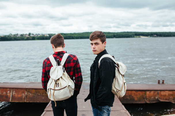 iki genç adam iskelede durmak - Fotoğraf, Görsel