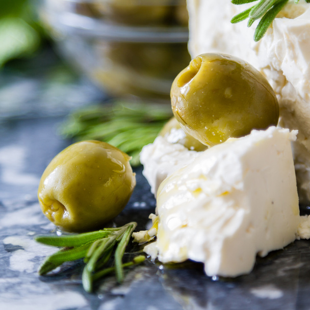 Τυρί φέτα με ελιές και δενδρολίβανο - Φωτογραφία, εικόνα
