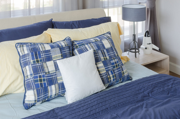 modernes Schlafzimmer mit blauem Bett und gelben Kissen  - Foto, Bild