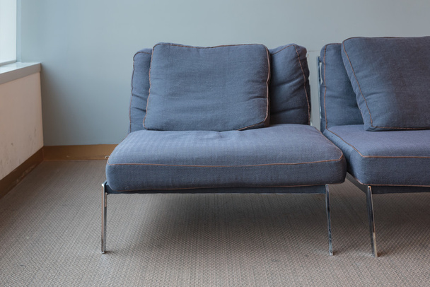 vanha moderni sininen tuoli likainen matto lattia
  - Valokuva, kuva