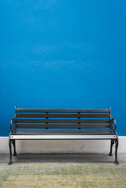banc en bois noir avec wal bleu
 - Photo, image