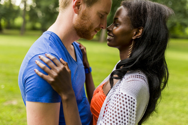 Multiraciale paar in het park - Foto, afbeelding