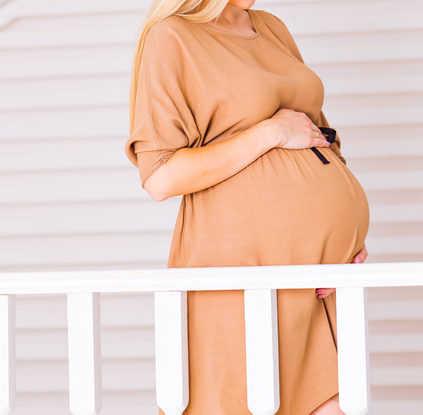 Mujer embarazada tocando su vientre - Foto, Imagen