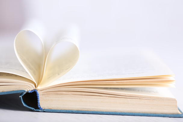 páginas de libro curvadas en forma de corazón
 - Foto, Imagen
