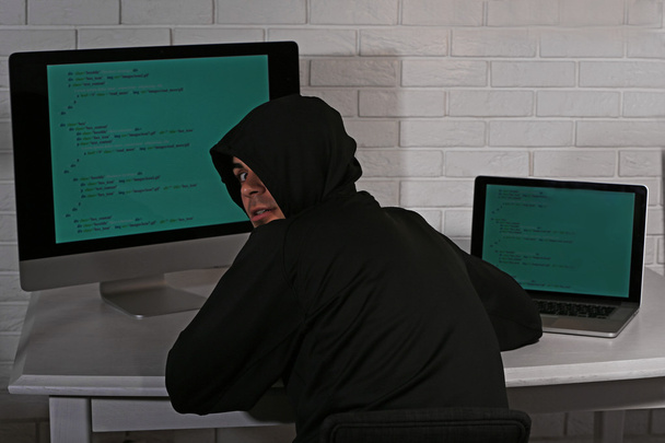 anonieme Hacker met computer  - Foto, afbeelding