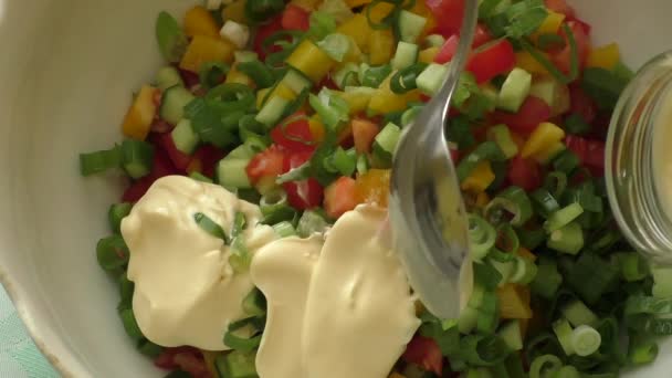 Salada de legumes frescos vestida com maionese
 - Filmagem, Vídeo