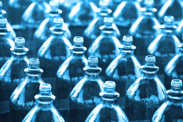 Ряды пустых бутылок
 - Фото, изображение