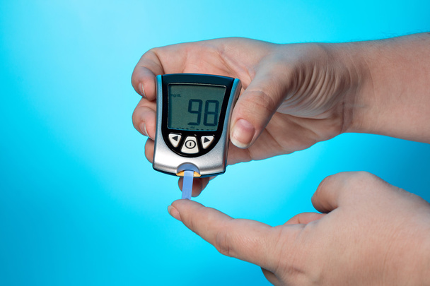 Medidor de glicemia para verificar o nível de açúcar no sangue
 - Foto, Imagem
