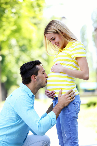 νεαρή έγκυος γυναίκα με σύζυγο - Φωτογραφία, εικόνα