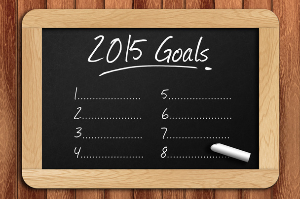 2015 目標リストを書かれた木製のテーブルの上の黒板 - 写真・画像