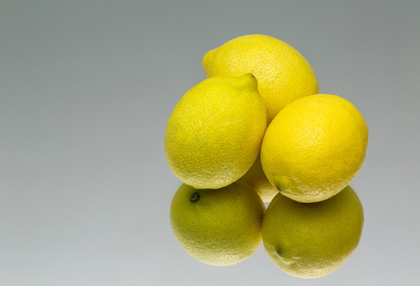 lemon, mirror - Фото, изображение