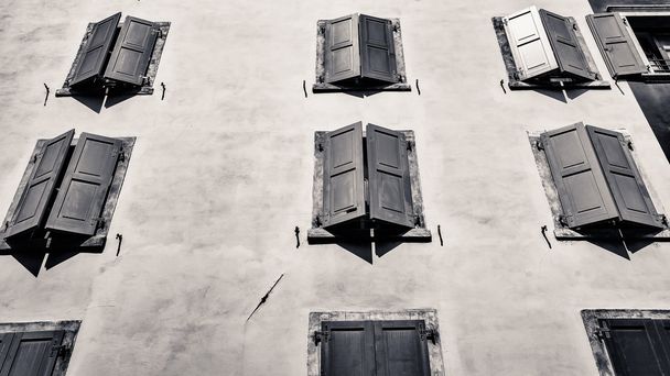 Malebné facede, okenice a aleje v severní Itálii, nedaleko l - Fotografie, Obrázek