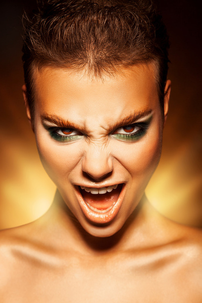 Angry young woman looking at camera and scream - Фото, зображення