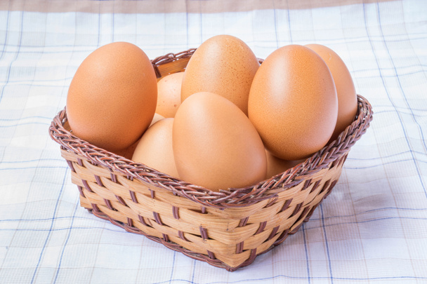 eieren in één mand - Foto, afbeelding