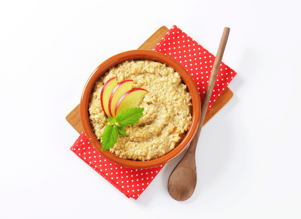 Porridge à la farine d'avoine avec pomme tranchée
 - Photo, image