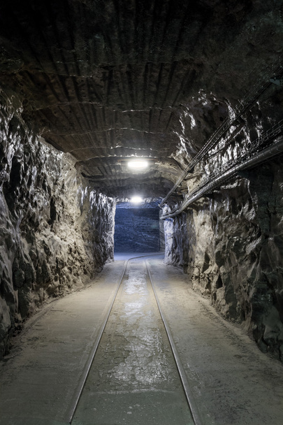 Túnel subterráneo de minas
 - Foto, imagen