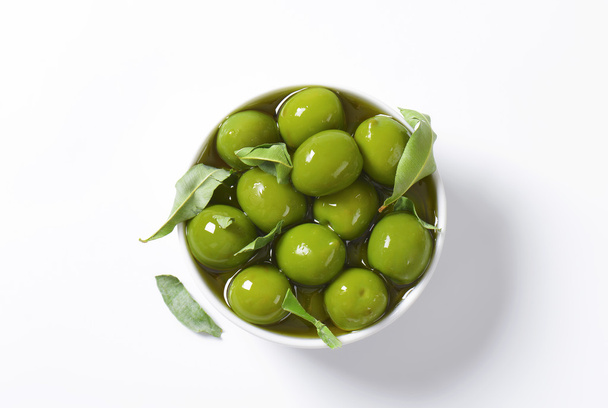 Green olives in oil - Fotoğraf, Görsel