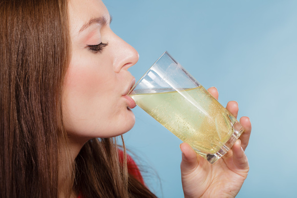 Woman drinking effervescent painkiller - Foto, imagen