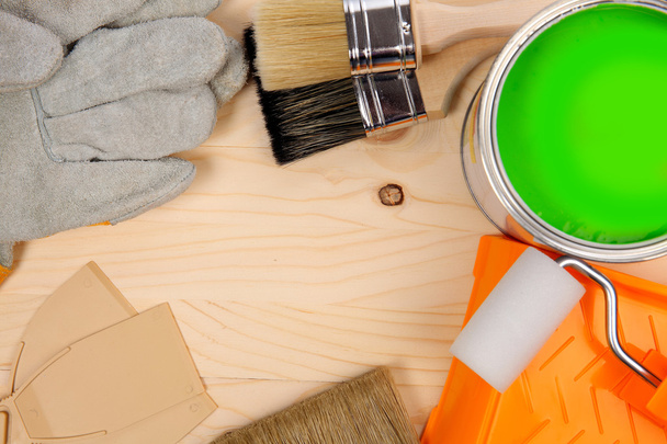 Herramientas de pintura para la decoración del hogar en mesa de madera
 - Foto, imagen
