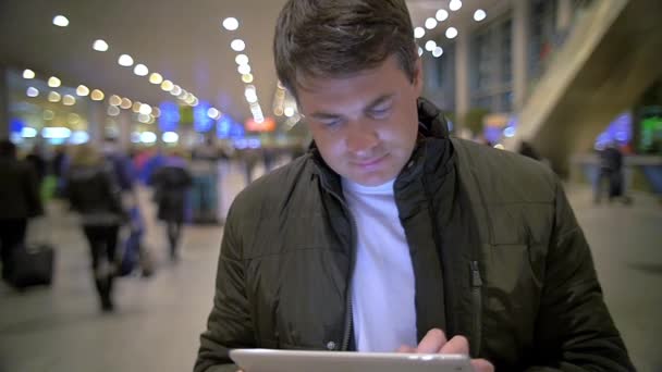 Человек с помощью электронного планшета на станции
 - Кадры, видео