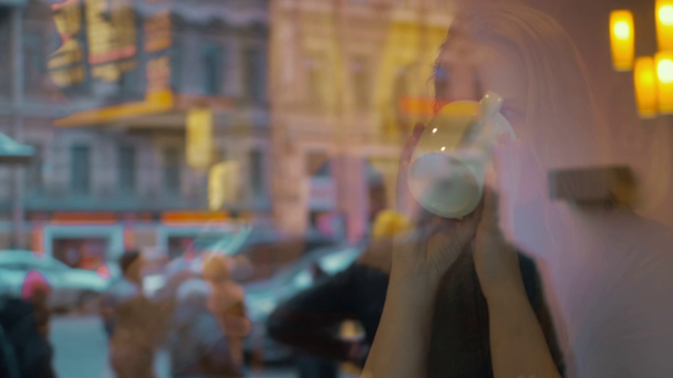 Žena a muž si pití kávy v restaurat - Záběry, video