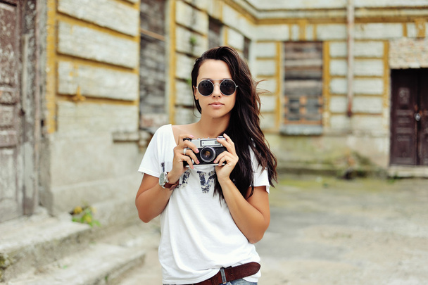 Μοντέρνα hipster κορίτσι με κάμερα  - Φωτογραφία, εικόνα