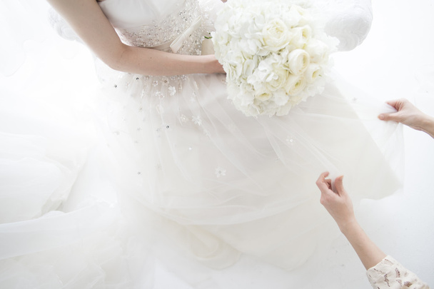 Παράνυμφος βοηθώντας με λευκό κορσέ της νύφης - Φωτογραφία, εικόνα