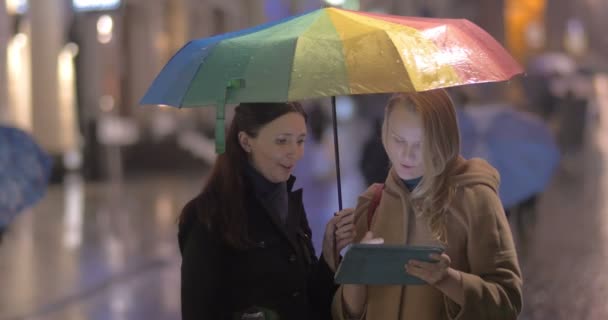 Vrouwen praten over de straat op regenachtige dag - Video