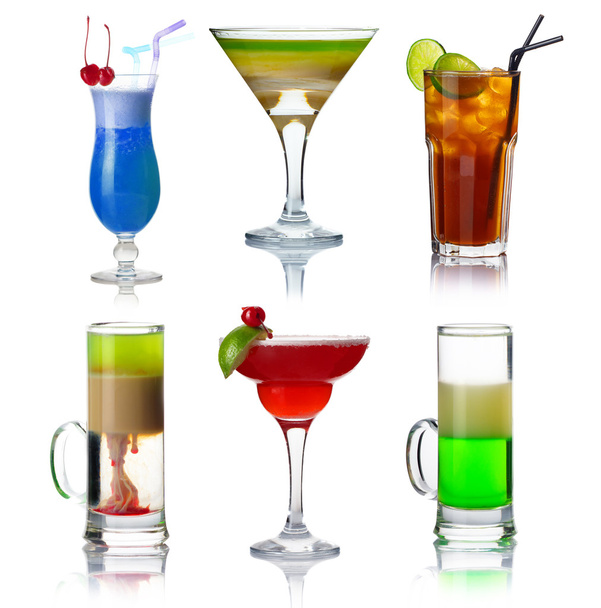 Conjunto de cocteles de alocohol con frutas aisladas en el blanco
 - Foto, Imagen