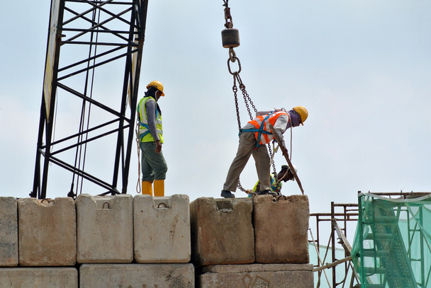 Stavební dělníci vyzdvihnutí zatížení otestovat blok na staveništi - Fotografie, Obrázek