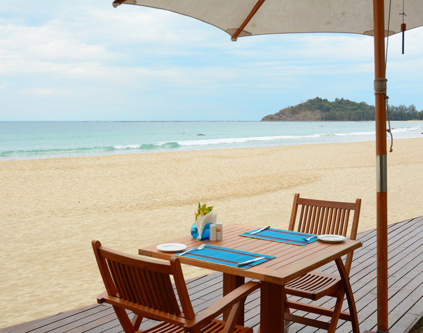 Зонты и пляжные стулья на пляже
 - Фото, изображение