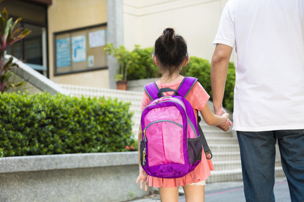 Pai caminhando para a escola com crianças
 - Foto, Imagem