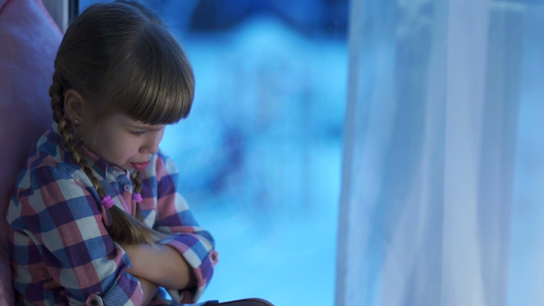 Triste bambina che guarda fuori dalla finestra
 - Filmati, video