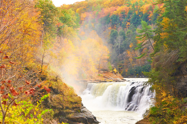 Herfst scène van watervallen en kloof - Foto, afbeelding