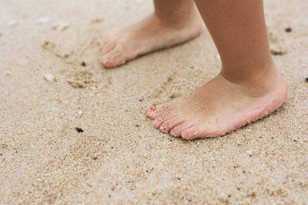 Barefoot child in the shallow sea - Foto, immagini