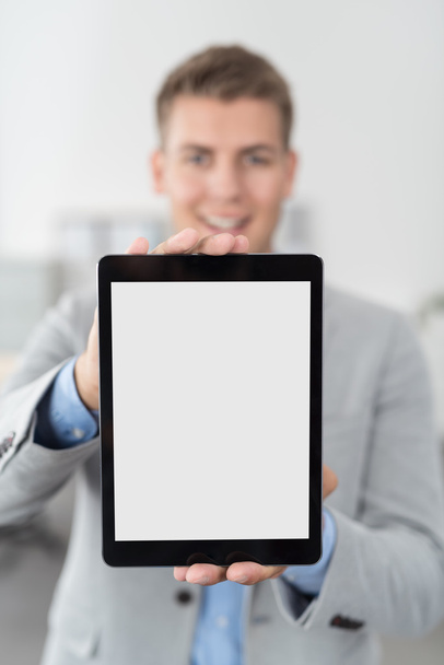 Бізнесмен, який показує порожній білий екран планшета
 - Фото, зображення