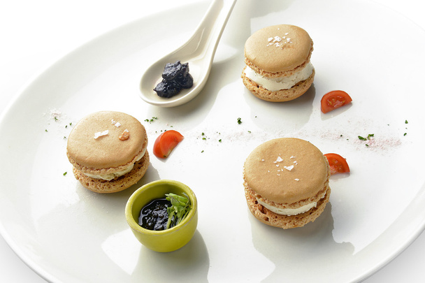 Aperitif Macarons mit Foie Gras Eis und Marmelade 1 - Foto, Bild