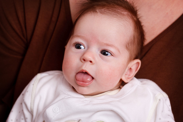 Bebé niña haciendo caras divertidas
 - Foto, imagen