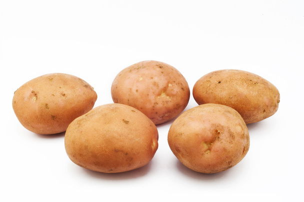 Kwaliteit van aardappelen romantiek. Aardappelen op witte CHTERGRO geïsoleerd - Foto, afbeelding