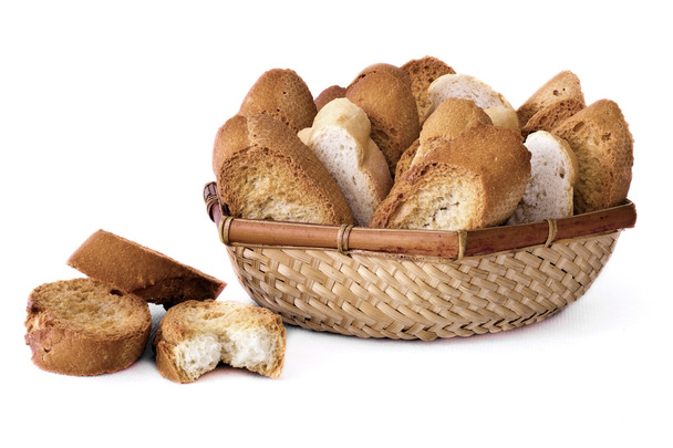 een mand met verschillende segmenten van geroosterd brood - Foto, afbeelding