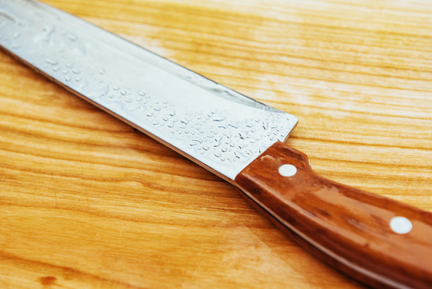 knife on an wooden cutting board - Valokuva, kuva