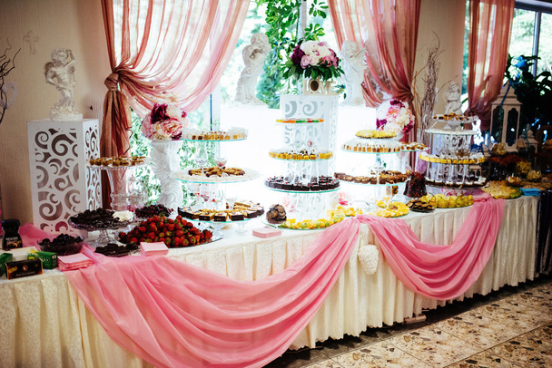 vele porties van zoete lekker dessert op buffet - Foto, afbeelding