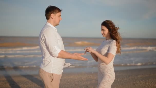 Casal branco à beira-mar mostrar seus sentimentos
 - Filmagem, Vídeo