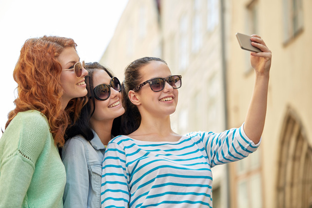 smiling young women taking selfie with smartphone - Φωτογραφία, εικόνα